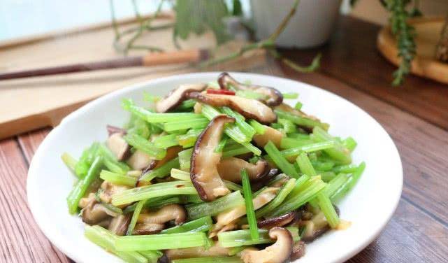 芹菜可以和香菇放一起吃吗 defda5470428496ca69f6456bfb86abf.jpeg