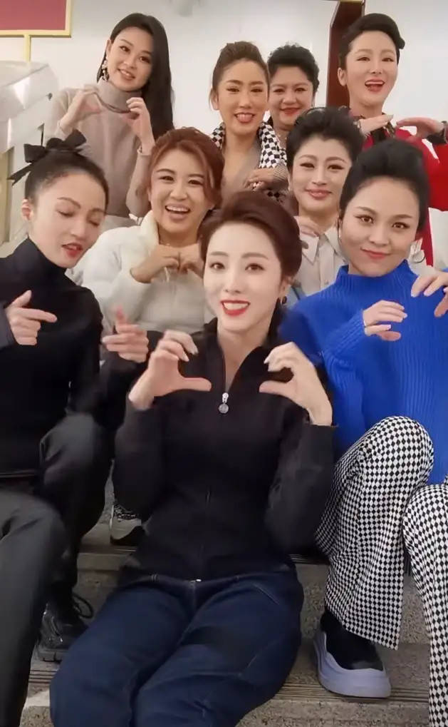 披肩 李思思越来越有董卿范！运动衣披肩尽显贵气范，同框张韶涵不输