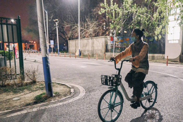 周迅 周迅街头随便拍都惊艳!裹着丝巾尽显高级感,人间香奈儿真不逊色