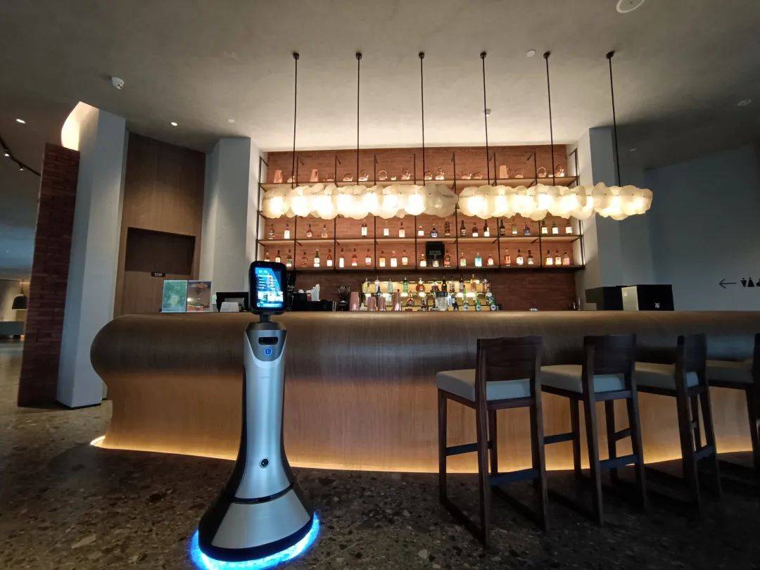 在酒店的前台处,迎宾机器人翘首以盼.
