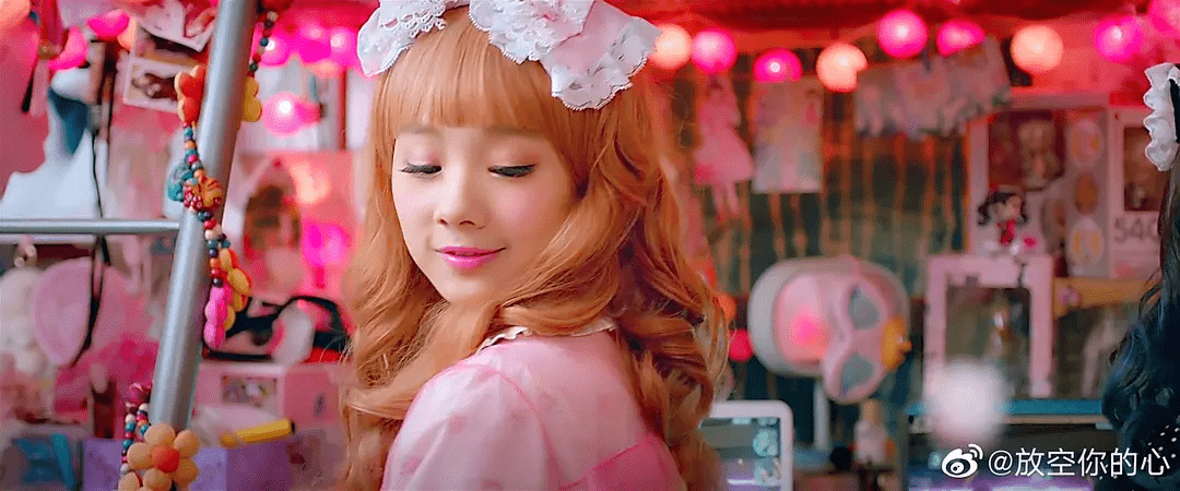 鲁照华第一部电影《闪光少女》是大学一年级参加超女比赛后,参加了