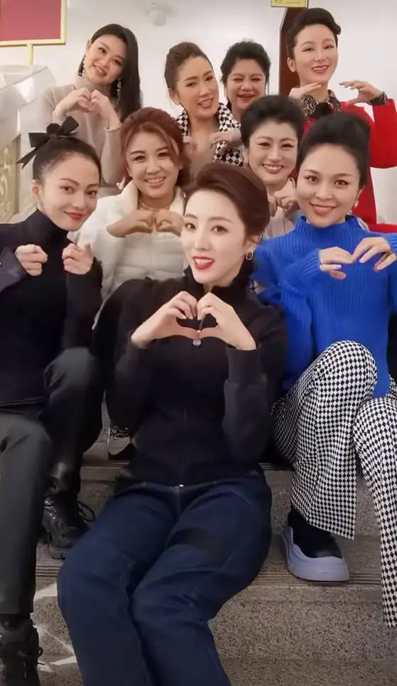 披肩 李思思越来越有董卿范！运动衣披肩尽显贵气范，同框张韶涵不输