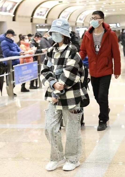 整体 小沈阳一家三口走机场,老婆打扮土味大钻石却抢镜,女儿好潮