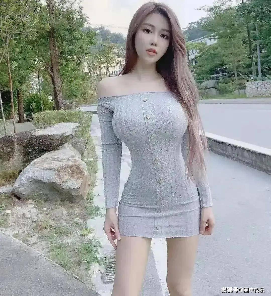 也正是这样的外貌和身材优势,让她成为了炙手可热的网拍模特,不管穿