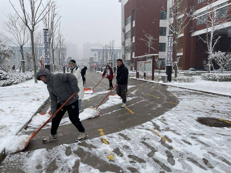 瑞雪兆豐年 掃雪喜開顏—濮陽市綠城中學掃雪活動_積雪_懷偉_隊伍