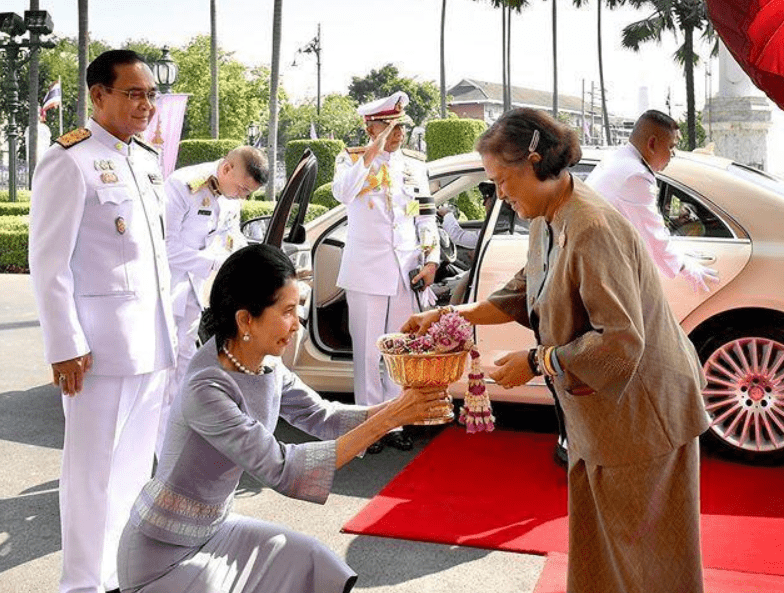 原创泰国第一夫人抢了王后和布丽吉特风头给佩玛行屈膝礼赢在气质