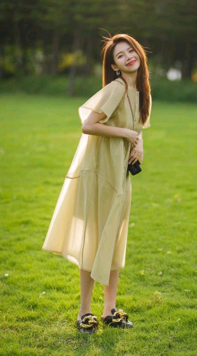 原创圆润型身材女生建议首选连衣裙微收身的设计就好不必太紧绷