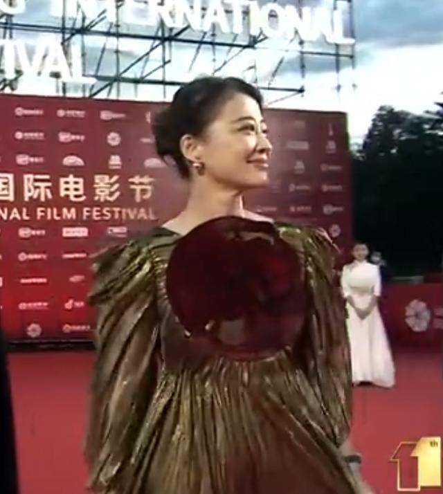 超越 红毯礼服贵的就好?梅婷、热巴高定翻车,杨超越却凭百元裙子惊艳