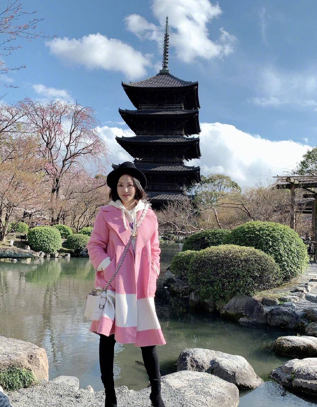 这是50岁的人 陶红穿粉色大衣配长筒靴 状态比18岁少女还好 陶虹 黑色 显得