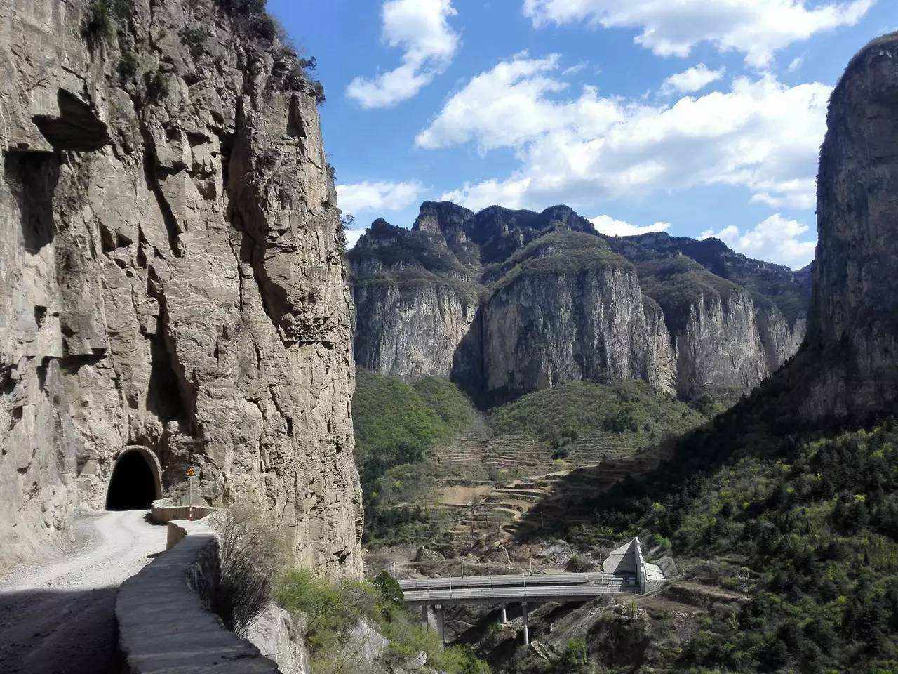贵州有条悬崖边的挂壁公路，宽度不足3米，连老司机都害怕