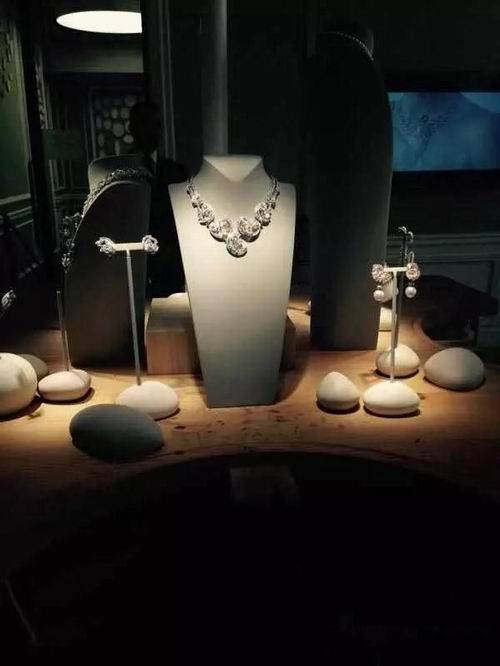 橱窗的灯光设计与处理技巧 小编浅谈橱窗灯光的设计_照明_光照_色彩