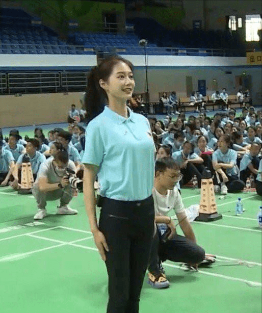 中传领诵员冯琳迅速走红网络她为何能在人群中脱颖而出