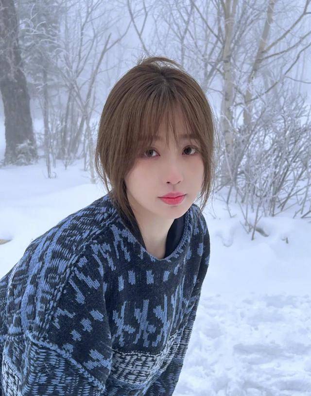 张天虞书欣变身雪地“小精灵”，冬日氛围感又被她拿捏住了
