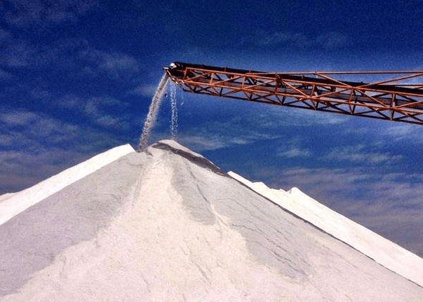 世界最多盐的山，有3亿吨盐还在不断增加，希望游客每人带一包走