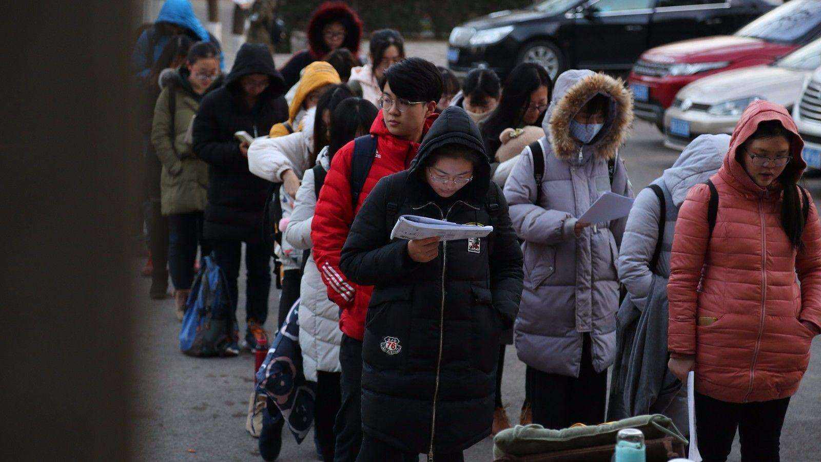 原创男大学生在宿舍学习健壮的上半身却突然走红你心动了吗