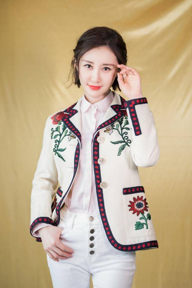 发型看了舒畅的长发后，终于明白她为何剪摩卡波波头发型，漂亮又减龄
