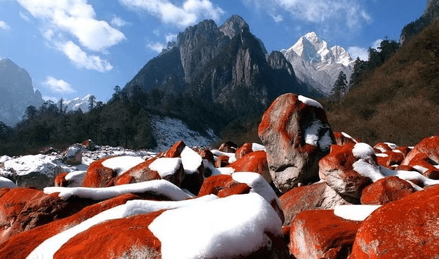 四川有一红石滩，海拔2500多米，石头全是红的，超多人慕名而来