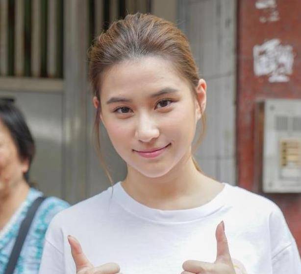 她身价四百亿,坐直升飞机上下班,很多香港男人都想娶这天之骄女青云