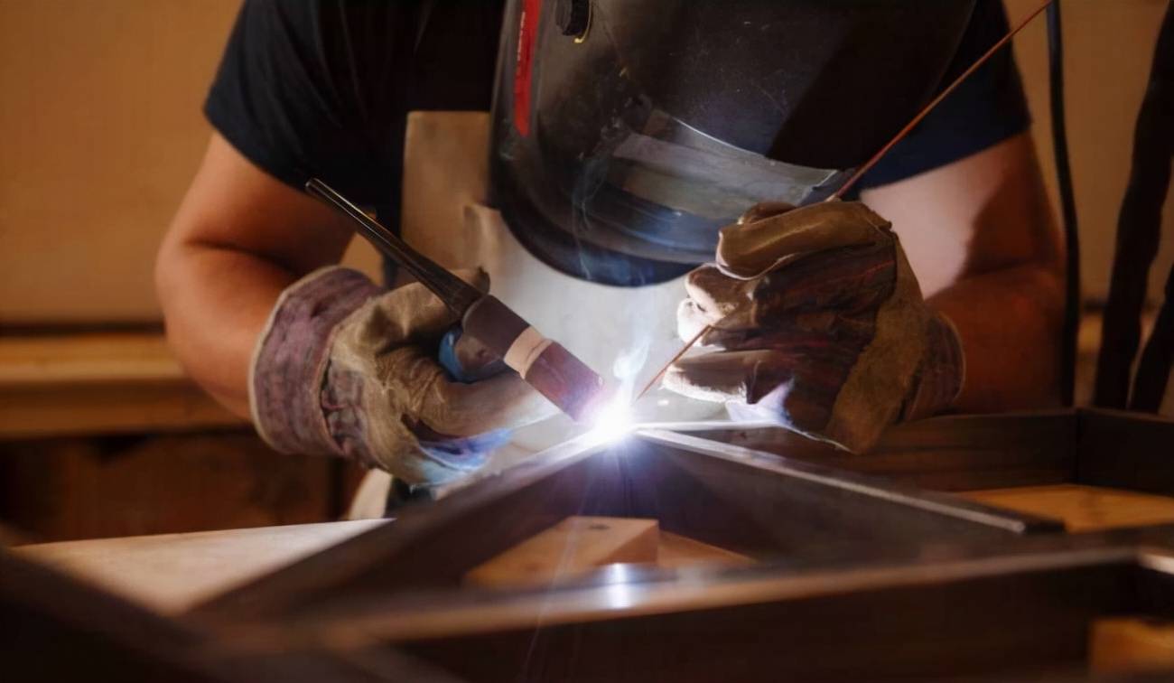 易的成果能够投入使用,他专门请了中南大学著名的翟登科教授进行指导