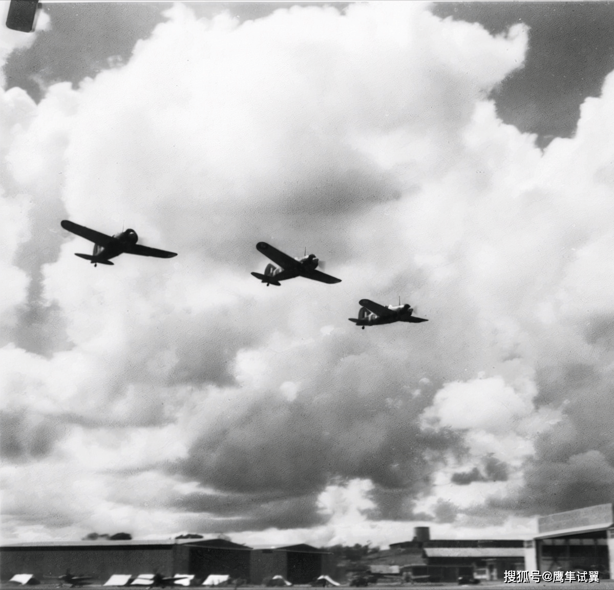 英军当时两队布伦亨轰炸机要起飞,结果就中队长那一架飞起来了.