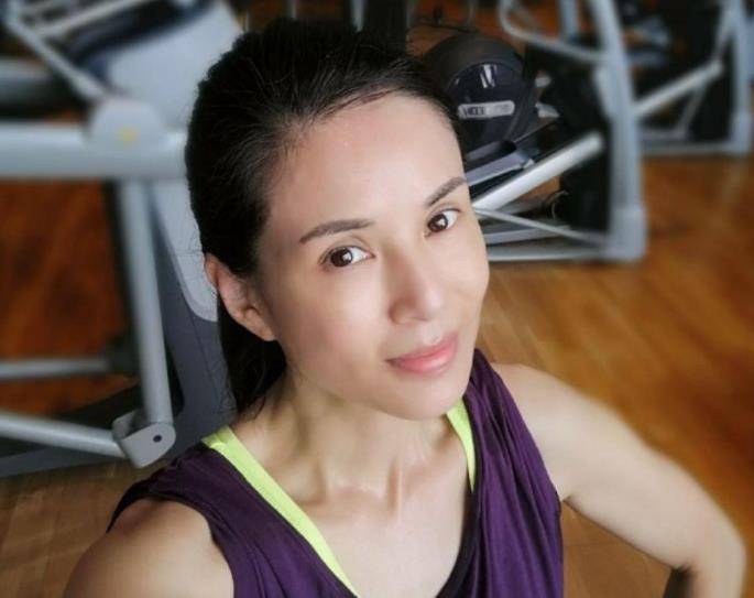 电视机“冻龄男神”是假的？台下林志颖何炅的真实颜值，皮肤憔悴像大叔