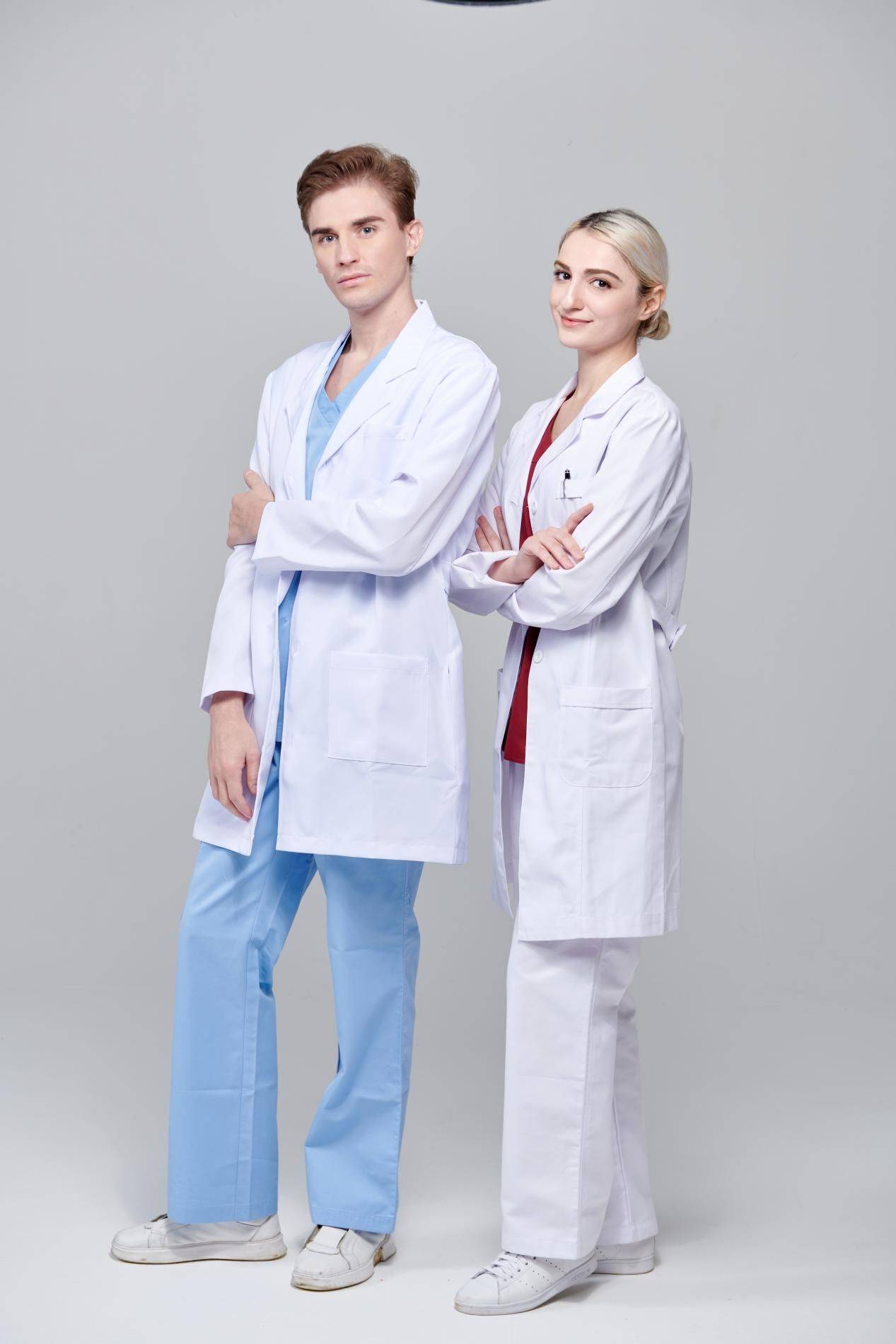 随着时尚元素的流行和医用面料的技术发展,医护服装也必然成为了医护