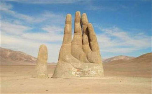 世上特别的三只手，一只在沙漠中心，一只握着树，还有一只在我国