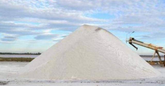 全球最高的盐山：高530米重约3亿吨，游客必须每人带1公斤走