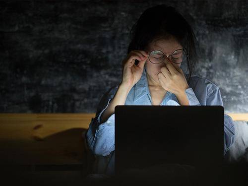 重庆豪眼力近视防控:熬夜理由千千万万,视力下降悔一半_眼睛_电脑_过