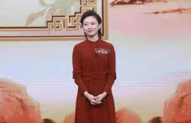 黑色 小董卿李七月身材真好，穿紧身裙身材饱满，没董卿漂亮却比她性感