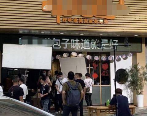 包子|网友偶遇关晓彤在包子店拍戏 全程低调配合亲切感十足