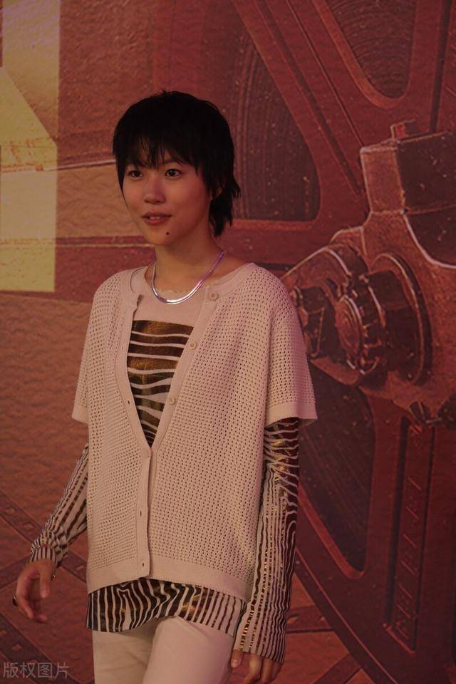 个性 窦靖童终于认真打扮，香风外套配小黑裤显腿长，单耳戴耳钉很有范