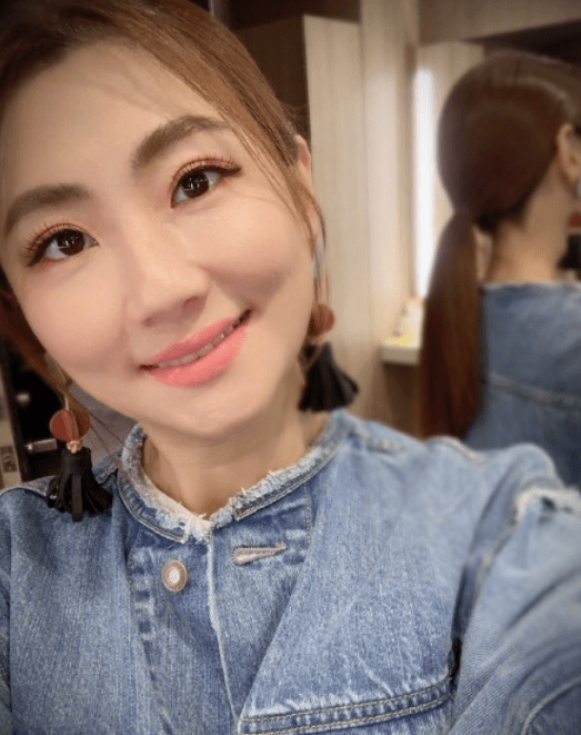 张轩睿任家萱Selina好会穿,黑白混色阔腿裤配系带牛仔外套,气质真好