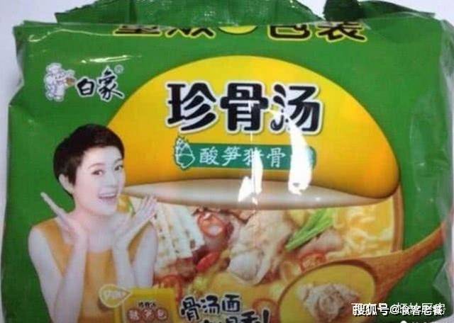 可口乐麻辣牛肉味的方便面比现在的那些个牛肉面好吃多了,可以直接掰