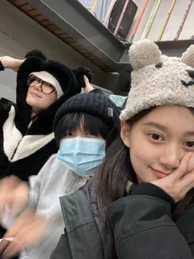 夏梦晒期末演出照,周奇焉栩嘉齐出镜,张子枫素颜站边缘好低调_同学