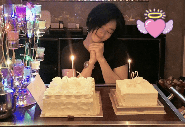 搭配几多样式的长款珍珠耳环,为整体造型增长细节,女人味实足.