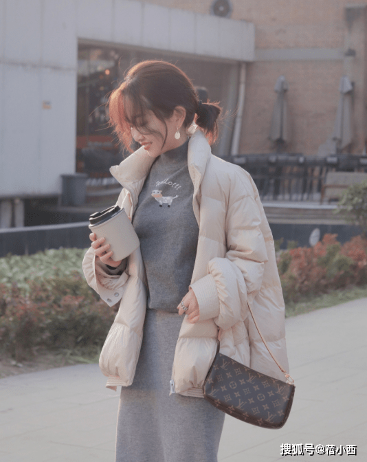 黑色 今年“羽绒服”流行穿浅色，小个子这样搭真时髦，趁过年赶紧入手