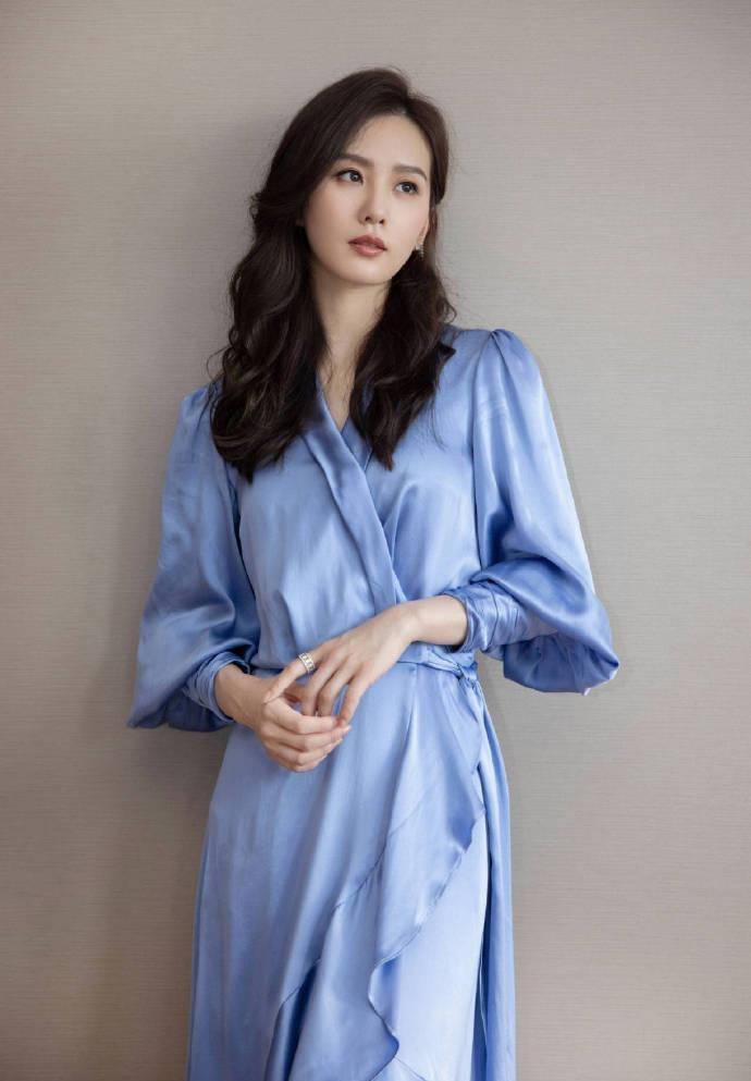 颜色 有一种美,叫刘诗诗穿衬衫!不用复杂颜色和配饰,靠气质取胜