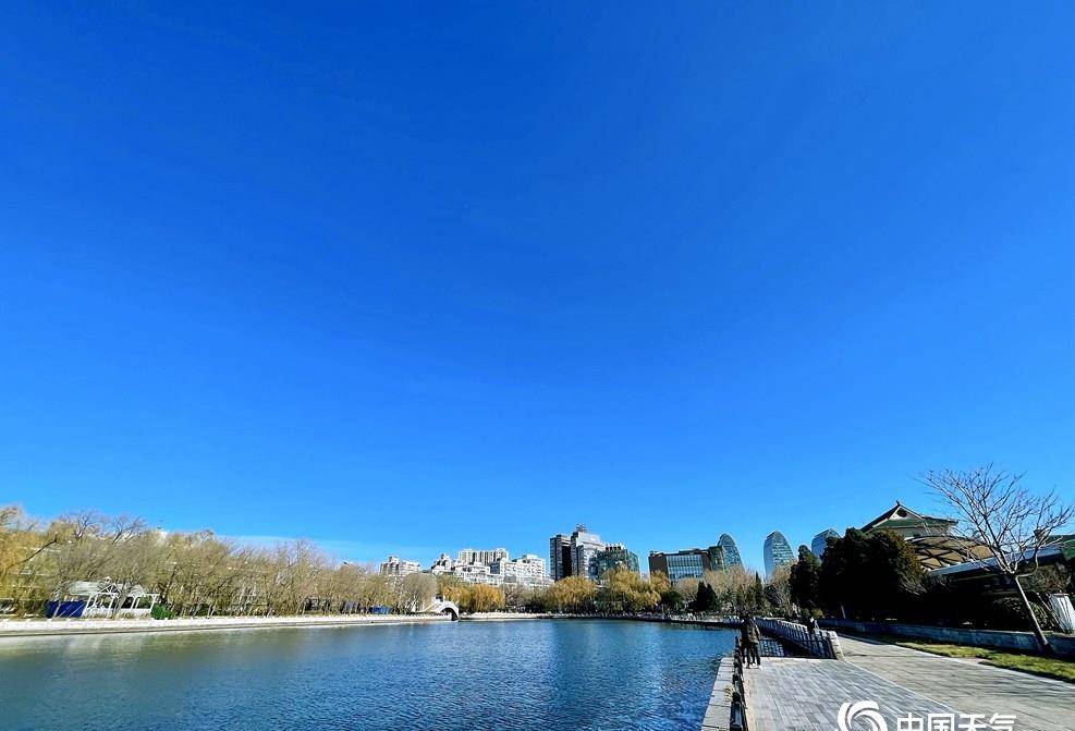 蓝天为幕 北京展览馆更显异域风情