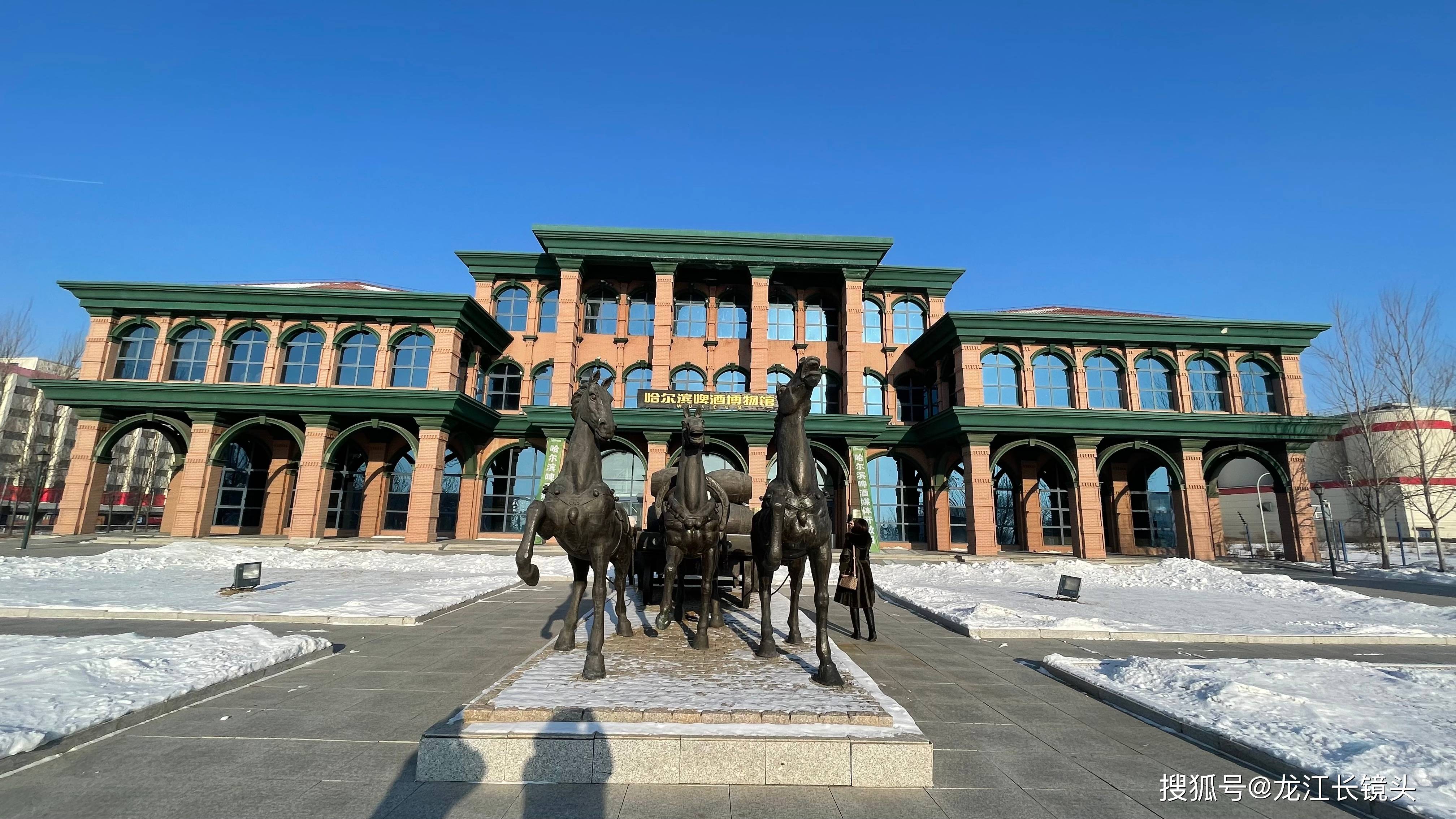 哈尔滨啤酒厂志愿者们向媒体朋友们介绍了哈尔滨啤酒的历史,文化,生产