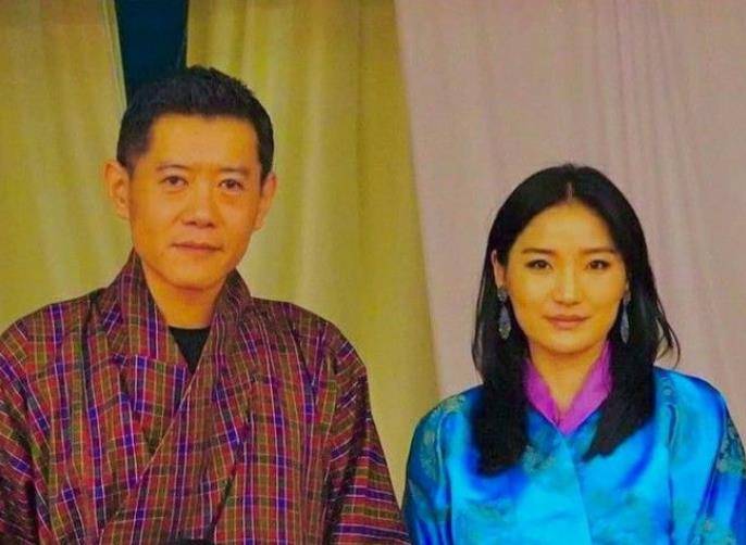 不丹王室更新全家福，一家4口雪地迎新年，佩玛羽绒服造型惊艳
