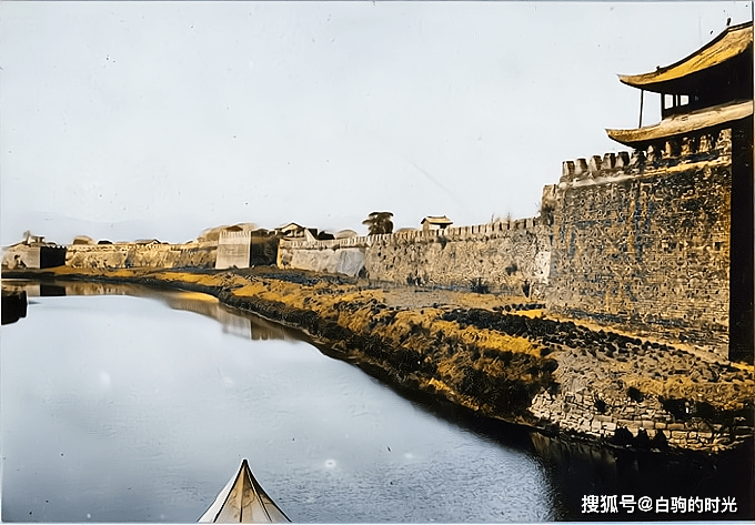 老照片：清末时期蒙自县的瀛洲亭、城门、城墙、牌坊等风俗风貌