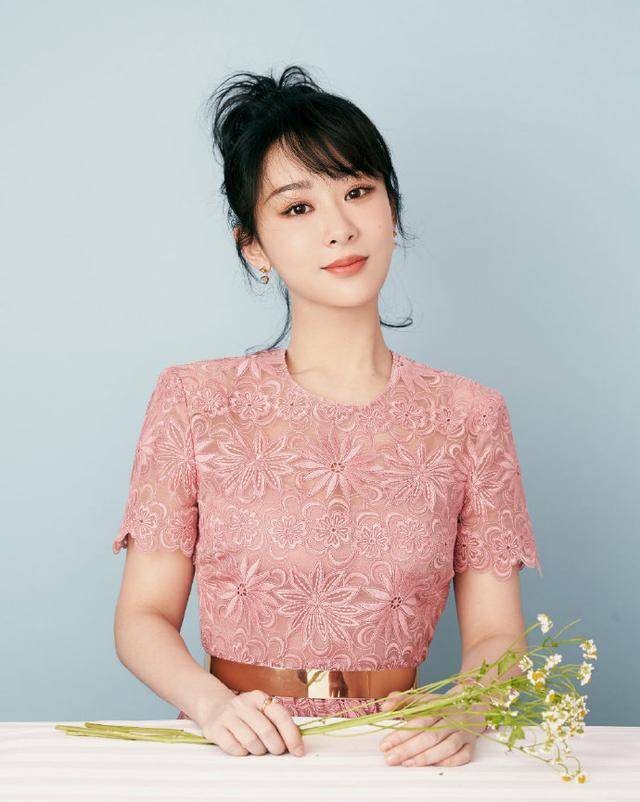 花朵 杨紫新照被嘲像阿依莲，花朵裙又变回花神之女，这气质你给几分