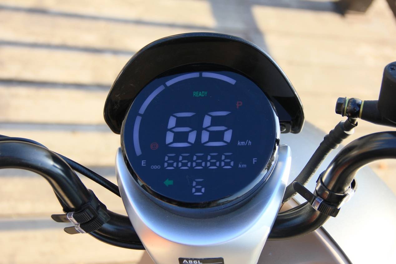 电动车里的小精灵哈啰a86打造智慧出行体验