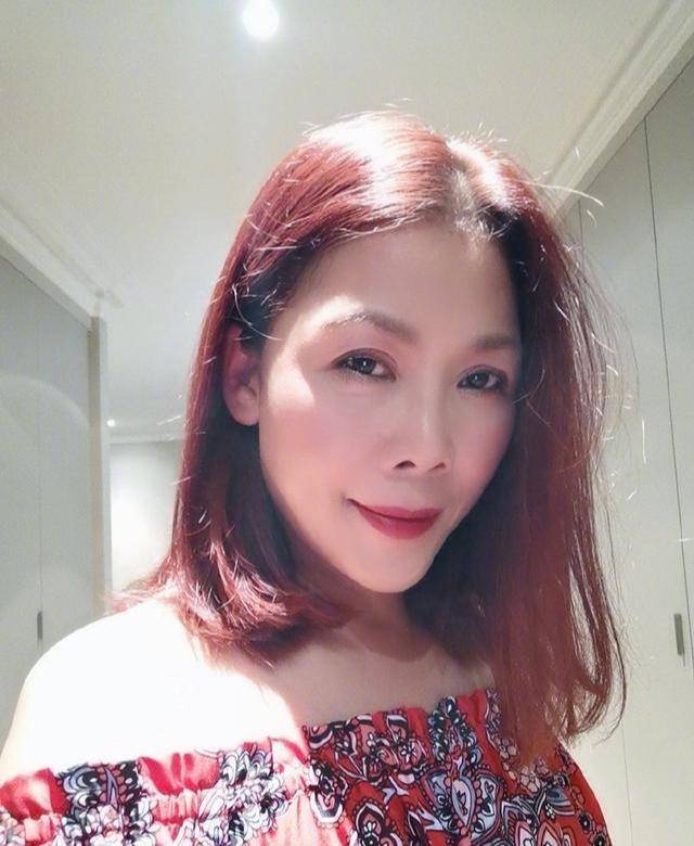 颜色田震还是铿锵玫瑰！经常换发色，喜欢到处游玩，53岁美得自由自在