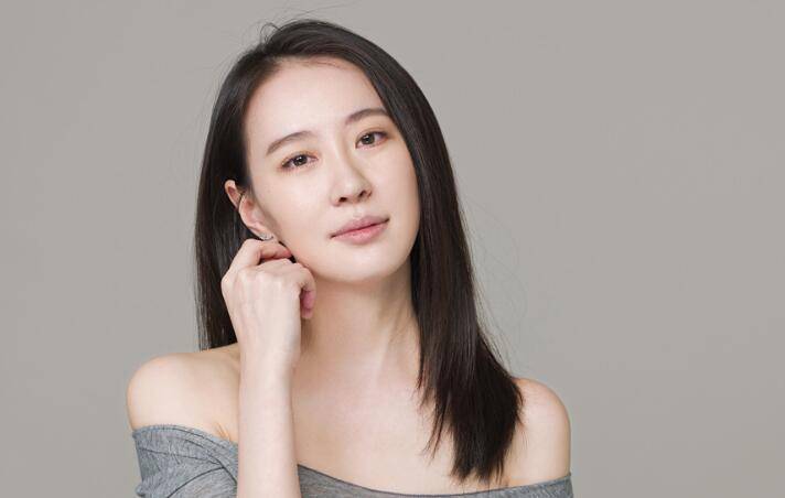 她曾和胡歌靳东搭档出演女主，因演技备受质疑，女配大红大紫封面图