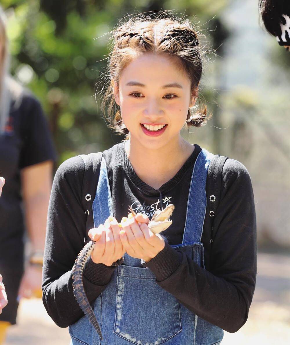 张雨绮人人都喜欢这3种双眼皮吧?笑起来太好看了