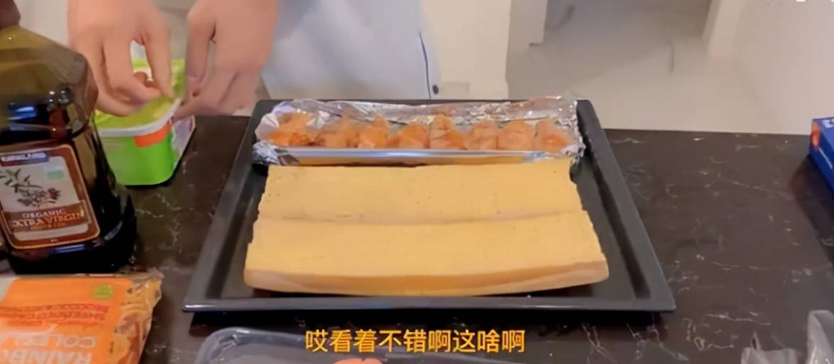 中锋|周琦剪了一个新发型！他在澳洲煎牛排、烤鸡翅，自嘲没鸡蛋灌饼香