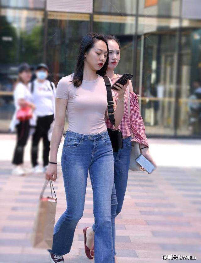 女孩子 微胖与苗条的较量，美女穿搭“各有千秋”，网友：喜欢胖的