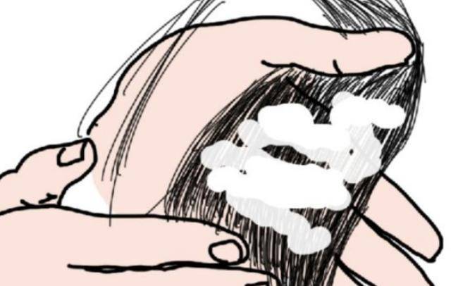 因为用护发素时多加一步，头发吹干了，发丝也滑得像牛奶